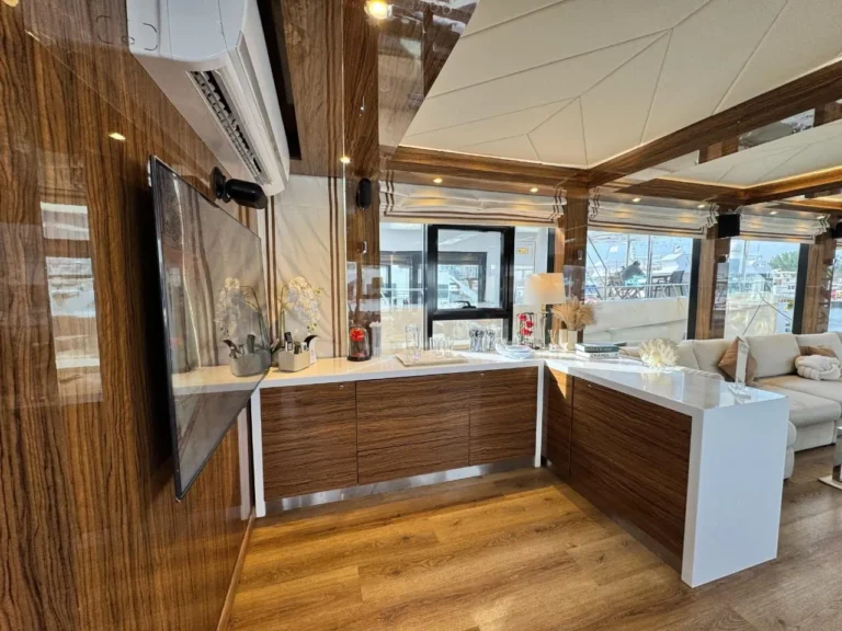 Amber Regent birthday yacht with a walnut dining salon in Abu Dhabi (5)