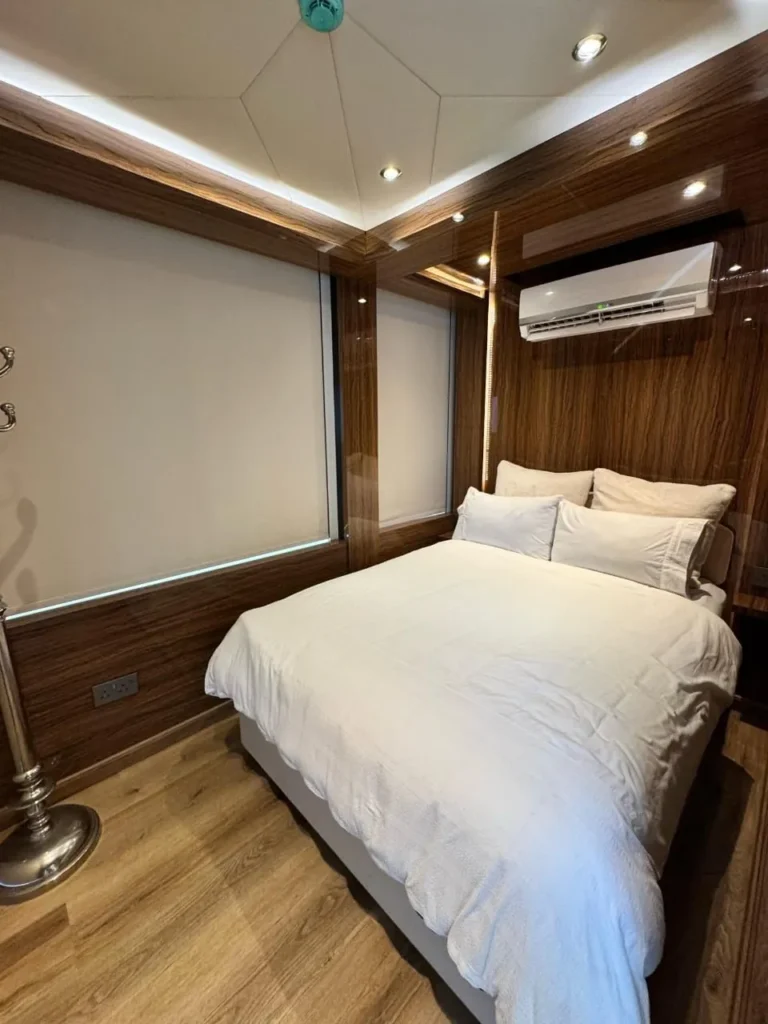 Amber Regent birthday yacht with a walnut dining salon in Abu Dhabi (6)