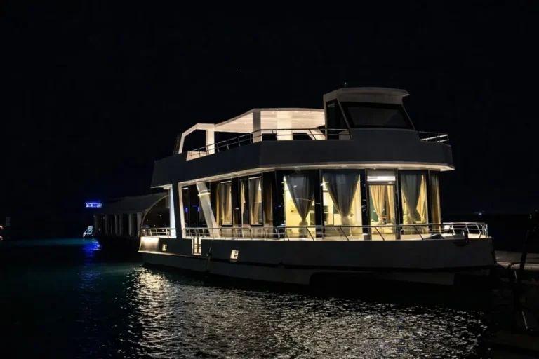 Bouquet House 90 birthday houseboat in Abu Dhabi (2)