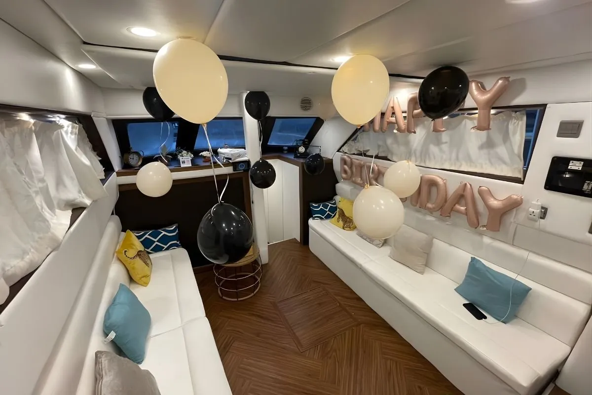 Silver Lantern birthday yacht in Abu Dhabi (3)